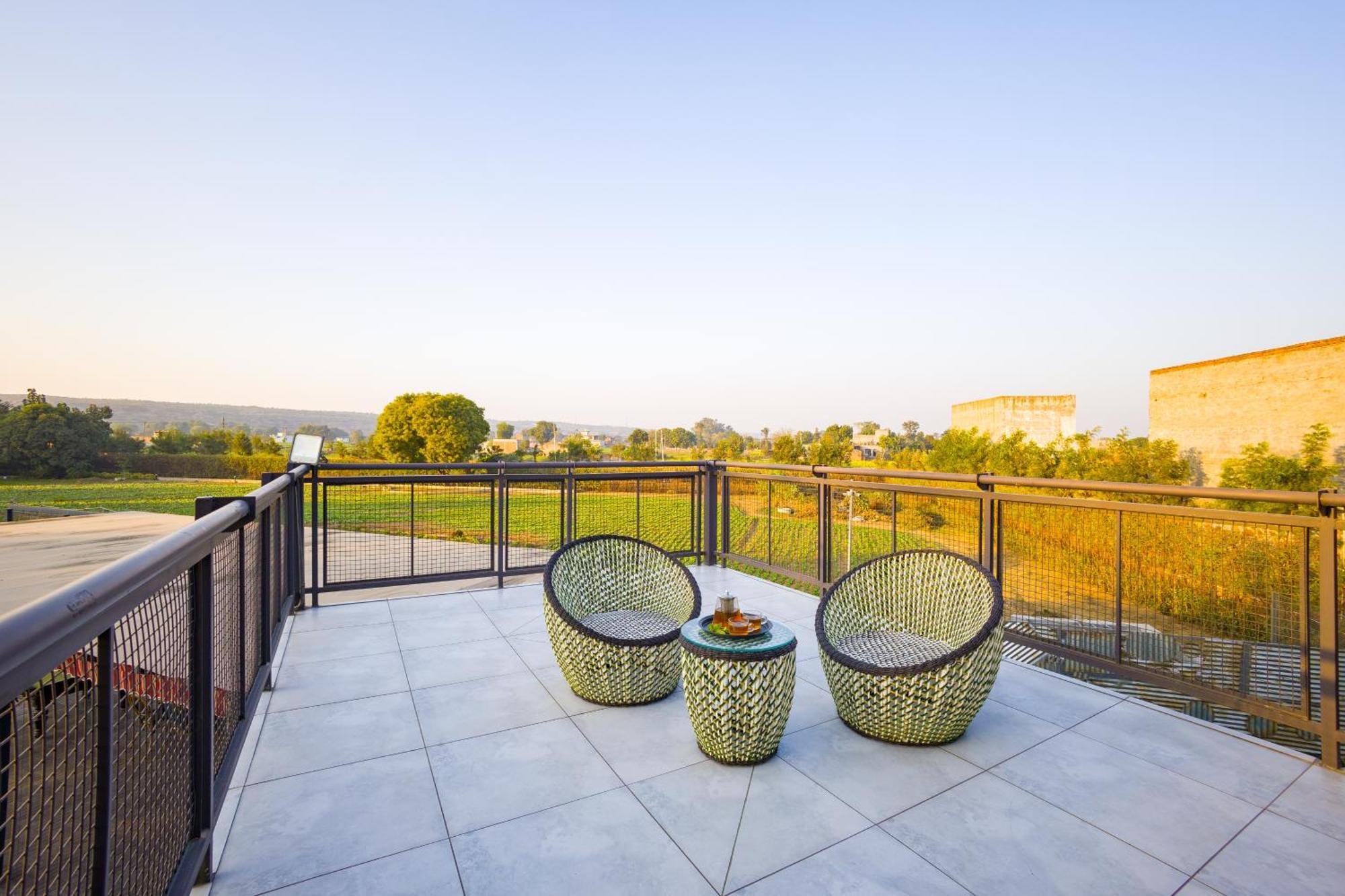 Elivaas Hidden Oasis 4Bhk With Pool, Mud House & Container House Villa Dhauj Eksteriør billede